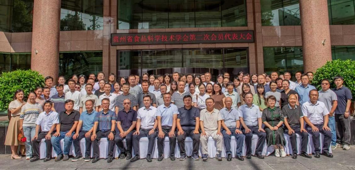 一群人站在一起AI 生成的内容可能不正确。