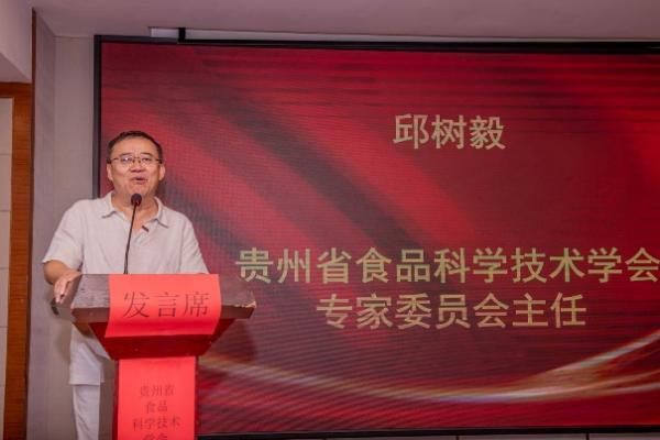 穿红色衣服的人AI 生成的内容可能不正确。